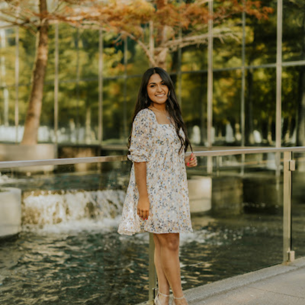Meet your Posher, Yadhira